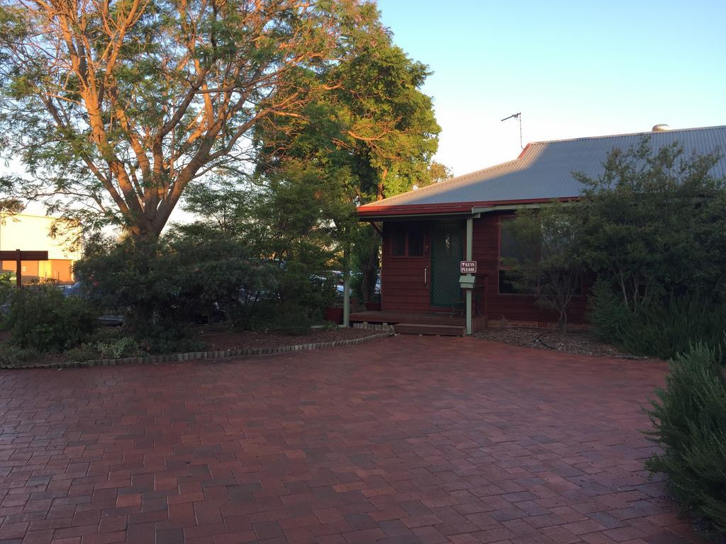 Aussie Cabins Hotel Dubbo Bagian luar foto