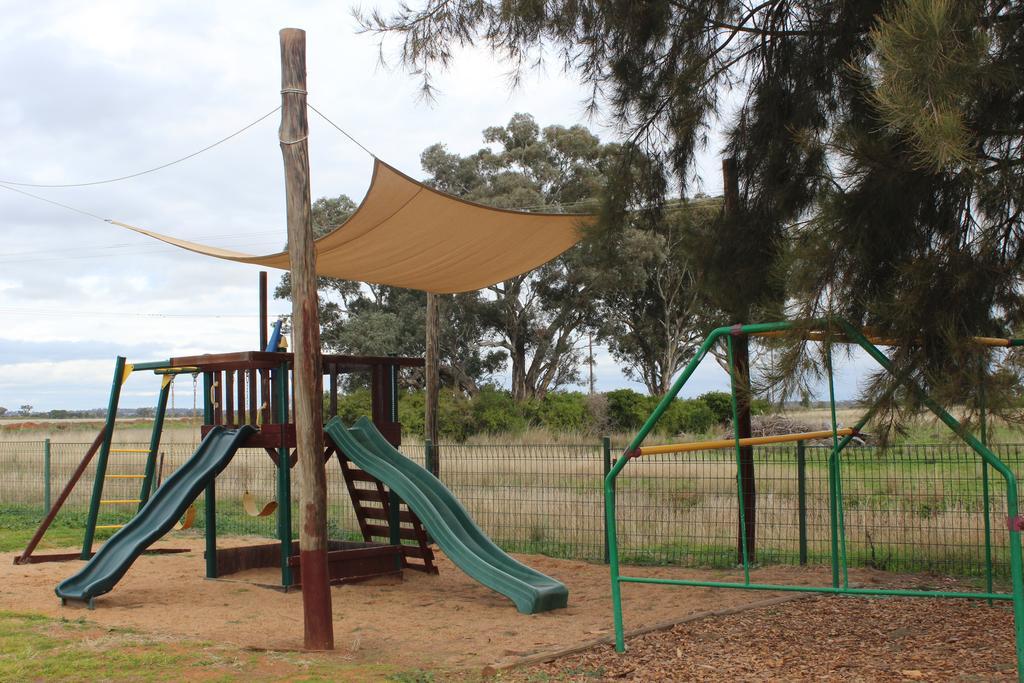 Aussie Cabins Hotel Dubbo Bagian luar foto